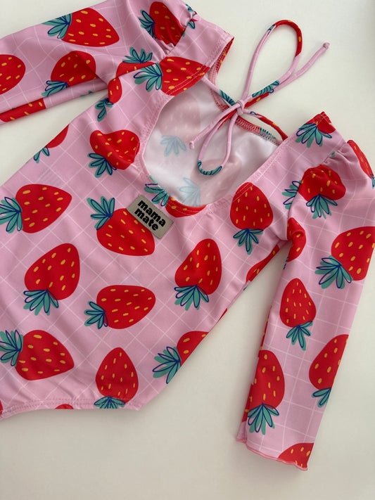 MARINA - Детски цял бански с дълъг ръкав и UV защита (UPF 50+) - ягодов принт