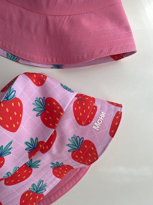 Reversible children's bucket hat with UV protection - strawberry