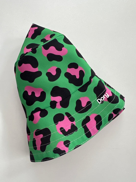 Reversible children's bucket hat with UV protection - green leopard