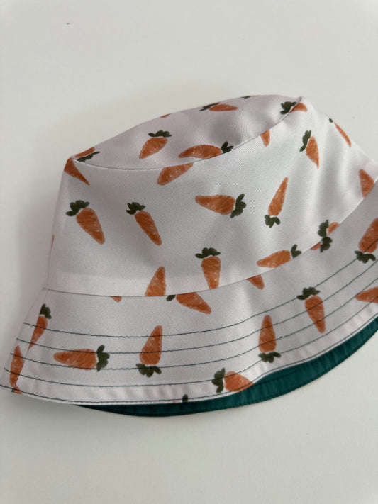 Reversible children's bucket hat with UV protection - carrots