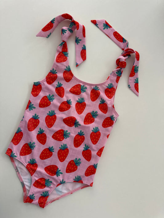 ALICE - Детски цял бански с връзки и UV защита (UPF 50+) - ягоди