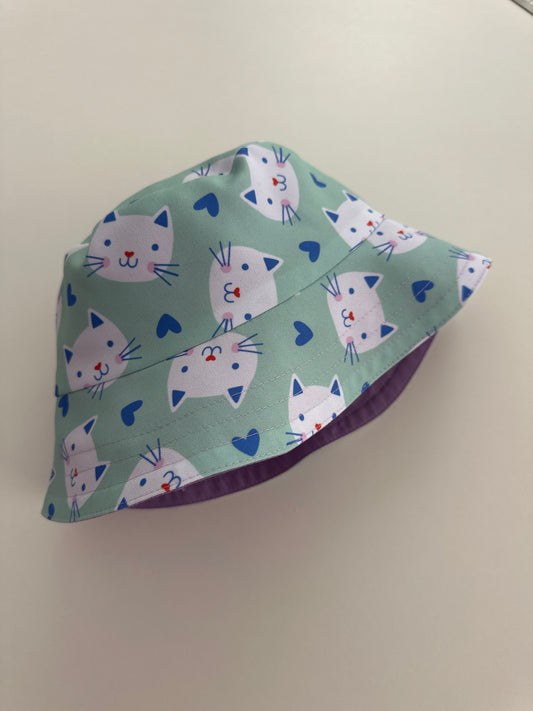 Reversible children's bucket hat with UV protection - kittens