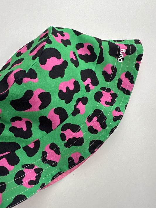 Reversible children's bucket hat with UV protection - green leopard