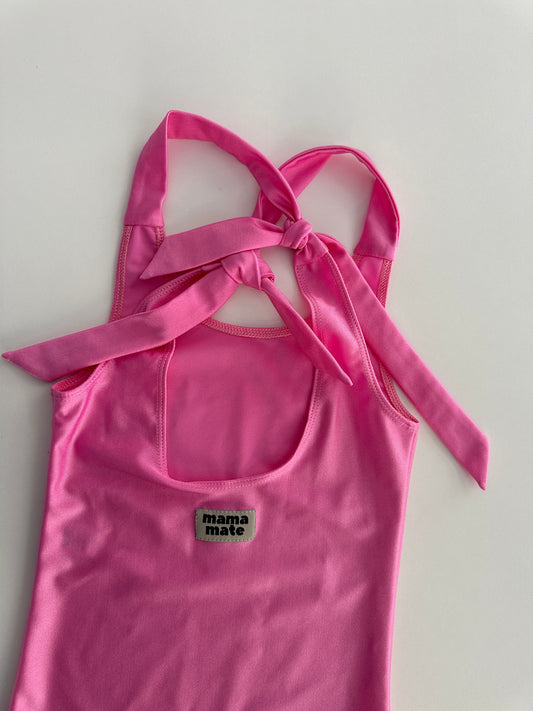 ALICE - Costum de baie pentru copii „REBEL” dintr-o singură piesă cu șnururi pe umeri - roz