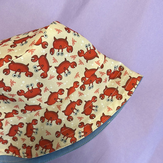 Двулицева детска шапка тип ‘Bucket Hat’ с UV защита – ръчно рисуван дизайн - "рачета"