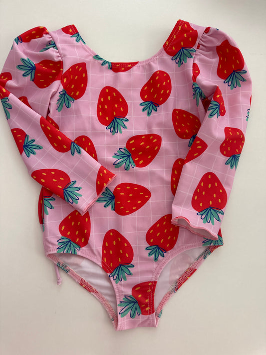 MARINA - Детски цял бански с дълъг ръкав и UV защита (UPF 50+) - ягодов принт