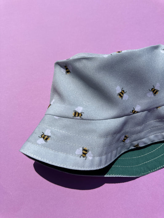 Reversible children's bucket hat with UV protection - hand-painted design - "bees"
