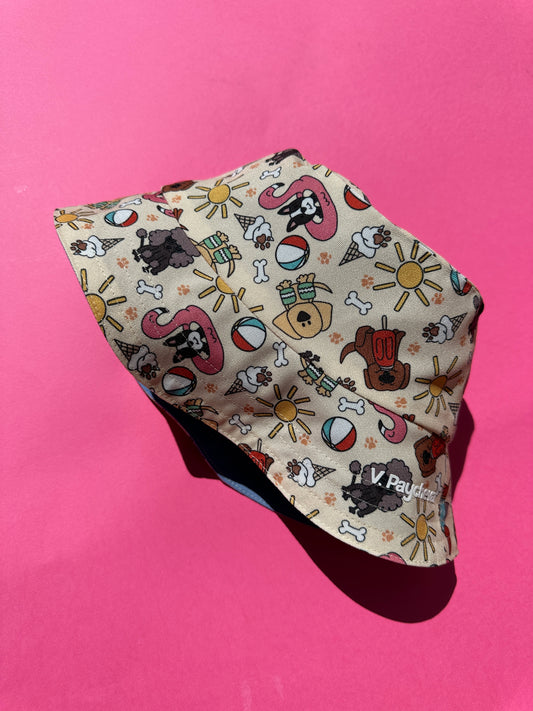 Двулицева детска шапка тип ‘Bucket Hat’ с UV защита – ръчно рисуван дизайн "кучета и сладоледи"