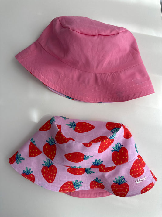 Reversible children's bucket hat with UV protection - strawberry