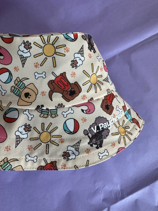 Двулицева детска шапка тип ‘Bucket Hat’ с UV защита – ръчно рисуван дизайн "кучета и сладоледи"