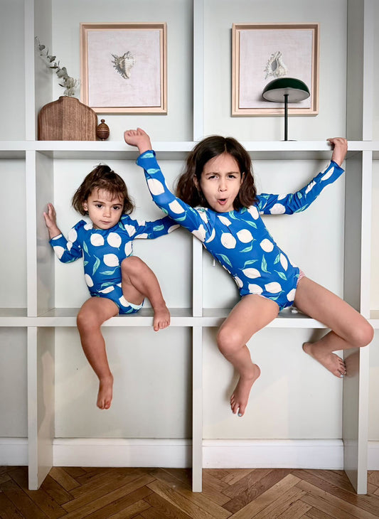 *PRECOMANDĂ* MARINA - Costum de baie pentru copii, dintr-o singură piesă, cu mâneci lungi și protecție UV (UPF 50+) - BIO LEMONS colecția blue mom 2 kid *ediție limitată*