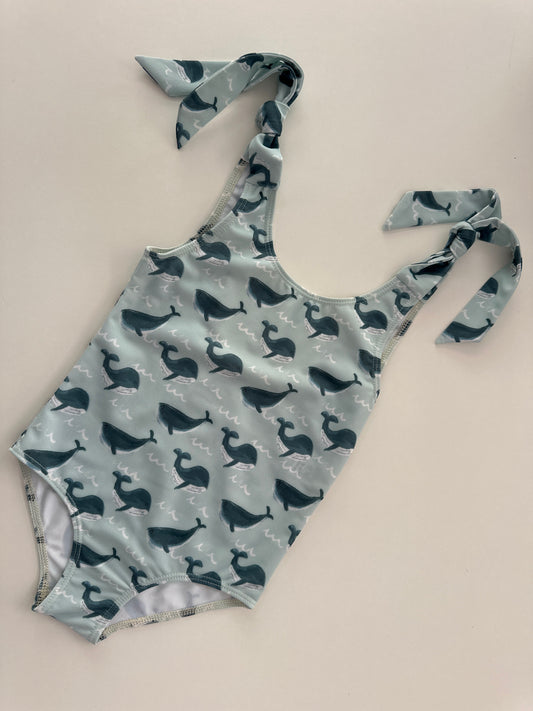 ALICE - Детски цял бански с връзки и UV защита (UPF 50+) - китове