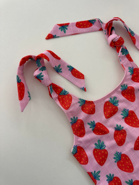 ALICE - Детски цял бански с връзки и UV защита (UPF 50+) - ягоди