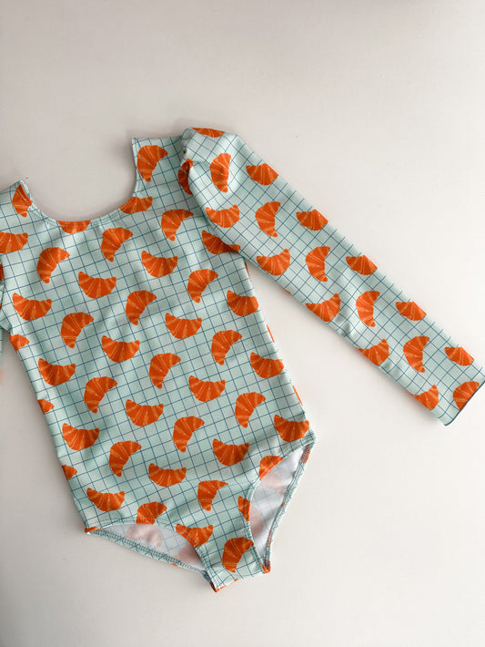 *PRECOMANDĂ* MARINA - Costum de baie pentru copii, dintr-o singură piesă, cu mâneci lungi și protecție UV (UPF 50+) - albastru croissant SS26