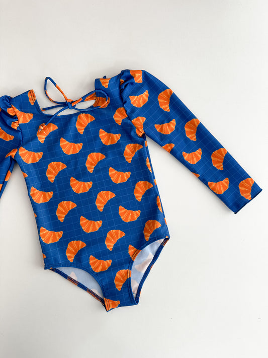 *PRECOMANDĂ* MARINA - Costum de baie pentru copii, dintr-o singură piesă, cu mâneci lungi și protecție UV (UPF 50+) - croissants albastru cobalt SS26