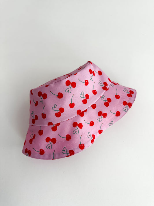 *PRE-ORDER* Двулицева детска шапка Bucket hat с естествена UV бариера - cherries SS26