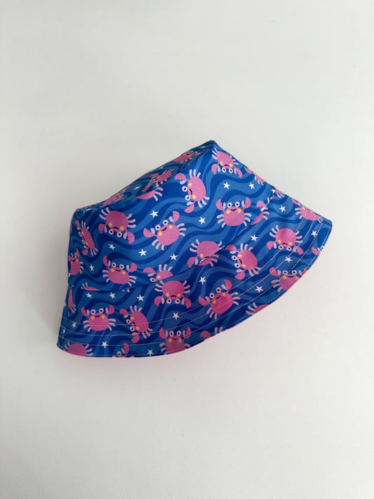 *PRE-ORDER* Двулицева детска шапка Bucket hat с естествена UV бариера - crab pink & blue SS26