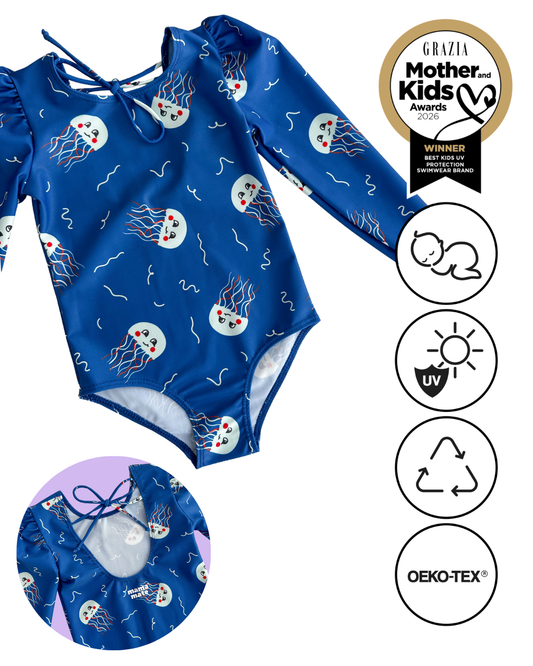 *PRECOMANDĂ* MARINA - Costum de baie pentru copii, dintr-o singură piesă, cu mâneci lungi și protecție UV (UPF 50+) - JELLY FISH BLUE SS26