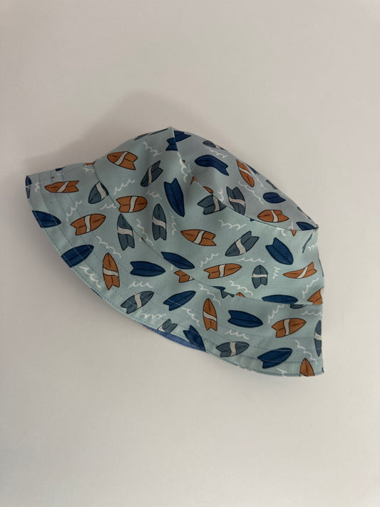 Двулицева детска шапка тип ‘Bucket Hat’ с UV защита – ръчно рисуван дизайн - сърф принт