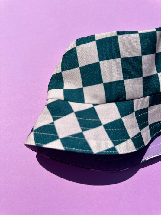 Двулицева детска шапка тип ‘Bucket Hat’ с UV защита – ръчно рисуван дизайн - каре