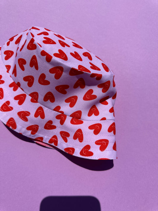 Двулицева детска шапка тип ‘Bucket Hat’ с UV защита – ръчно рисуван дизайн “сърчица”