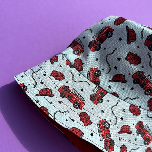 Двулицева детска шапка тип ‘Bucket Hat’ с UV защита – ръчно рисуван дизайн "пожарна"