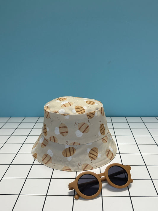 Двулицева детска шапка тип ‘Bucket Hat’ с UV защита – ръчно рисуван дизайн - пчелички
