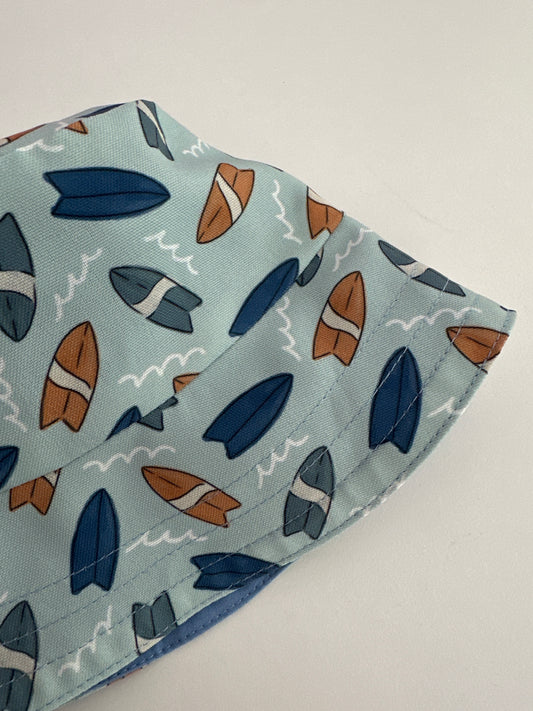 Двулицева детска шапка тип ‘Bucket Hat’ с UV защита – ръчно рисуван дизайн - сърф принт