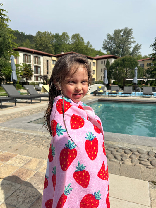 *pre-order* Плажна кърпа - ягоди *опция за добавяне на име*