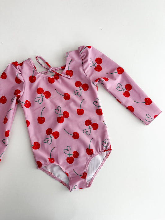 MARINA - Детски цял бански с дълъг ръкав и UV защита (UPF 50+) - cherries SS26