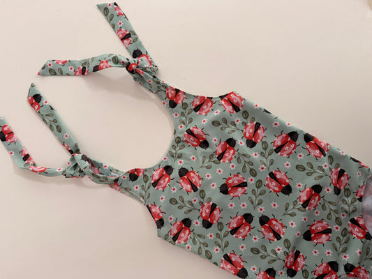 ALICE - Costum de baie pentru copii „REBEL” dintr-o singură piesă cu șnururi pe umeri - roz