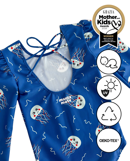 *PRECOMANDĂ* MARINA - Costum de baie pentru copii, dintr-o singură piesă, cu mâneci lungi și protecție UV (UPF 50+) - JELLY FISH BLUE SS26