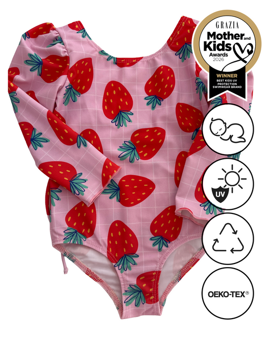 MARINA - Детски цял бански с дълъг ръкав и UV защита (UPF 50+) - ягодов принт