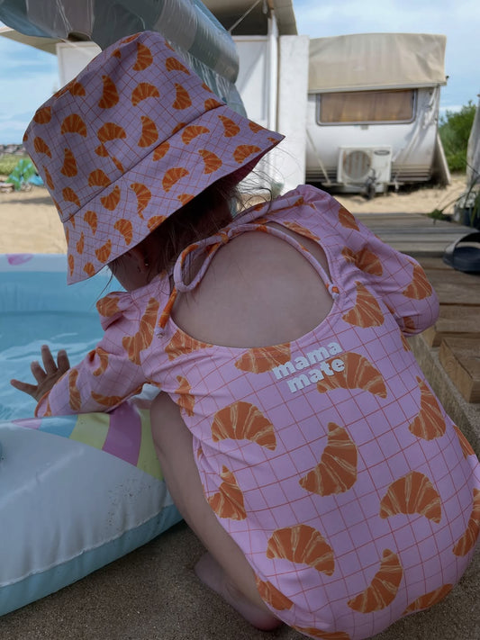 *PRECOMANDĂ* MARINA - Costum de baie pentru copii, dintr-o singură piesă, cu mâneci lungi și protecție UV (UPF 50+) - roz croissant SS26