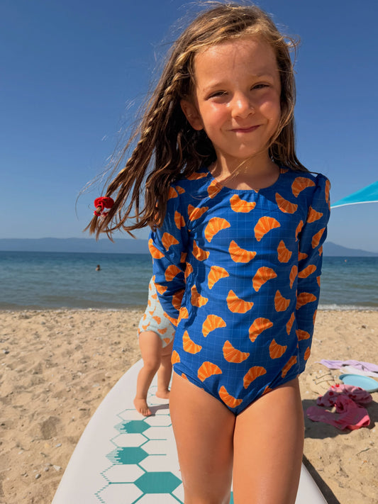 *PRECOMANDĂ* MARINA - Costum de baie pentru copii, dintr-o singură piesă, cu mâneci lungi și protecție UV (UPF 50+) - croissants albastru cobalt SS26